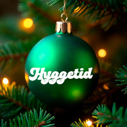 Klistermærke til julekugle med teksten Hyggetid Klistermærke til julekugle med teksten Hyggetid