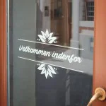 Enkel sticker med blomst og valgfri tekst